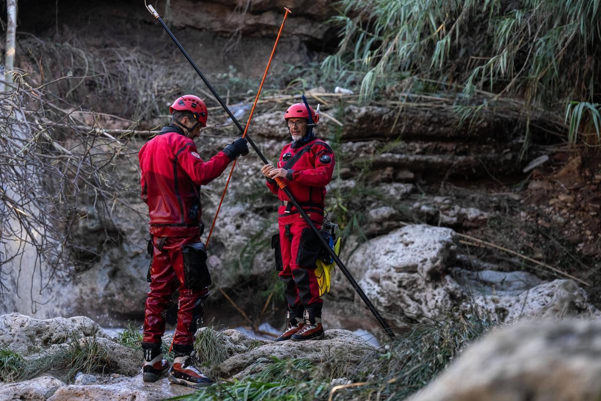 Los bomberos intensifican en Mediona la búsqueda del padre del menor hallado muerto