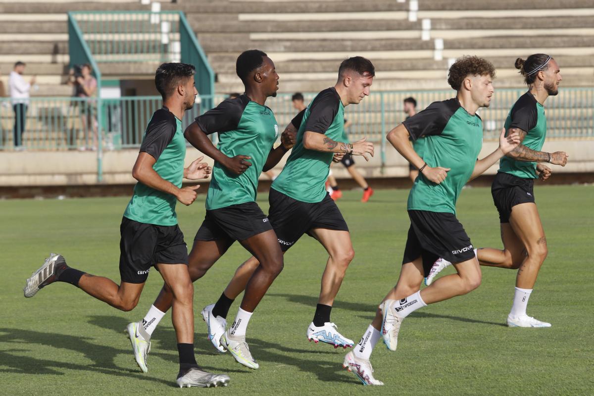Varios jugadores del Córdoba CF durante un entrenamiento en la Ciudad Deportiva, la pasada semana.
