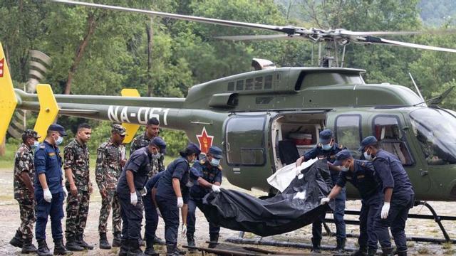 Militars nepalesos transporten víctimes mortals de la riuada, ahir. | PRABIN RANABHAT / AFP