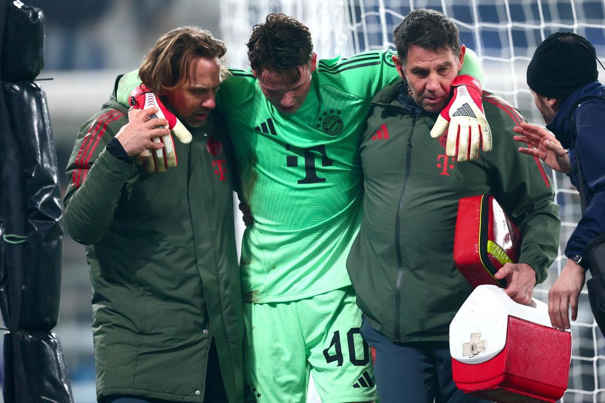 Jonas Urbig, del Bayern de Múnich, se lesiona durante la Liga de Campeones de la UEFA.