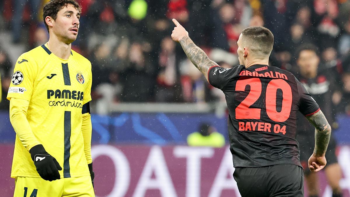 Alejandro Grimaldo del Leverkusen celebra tras marcar ante el Villarreal