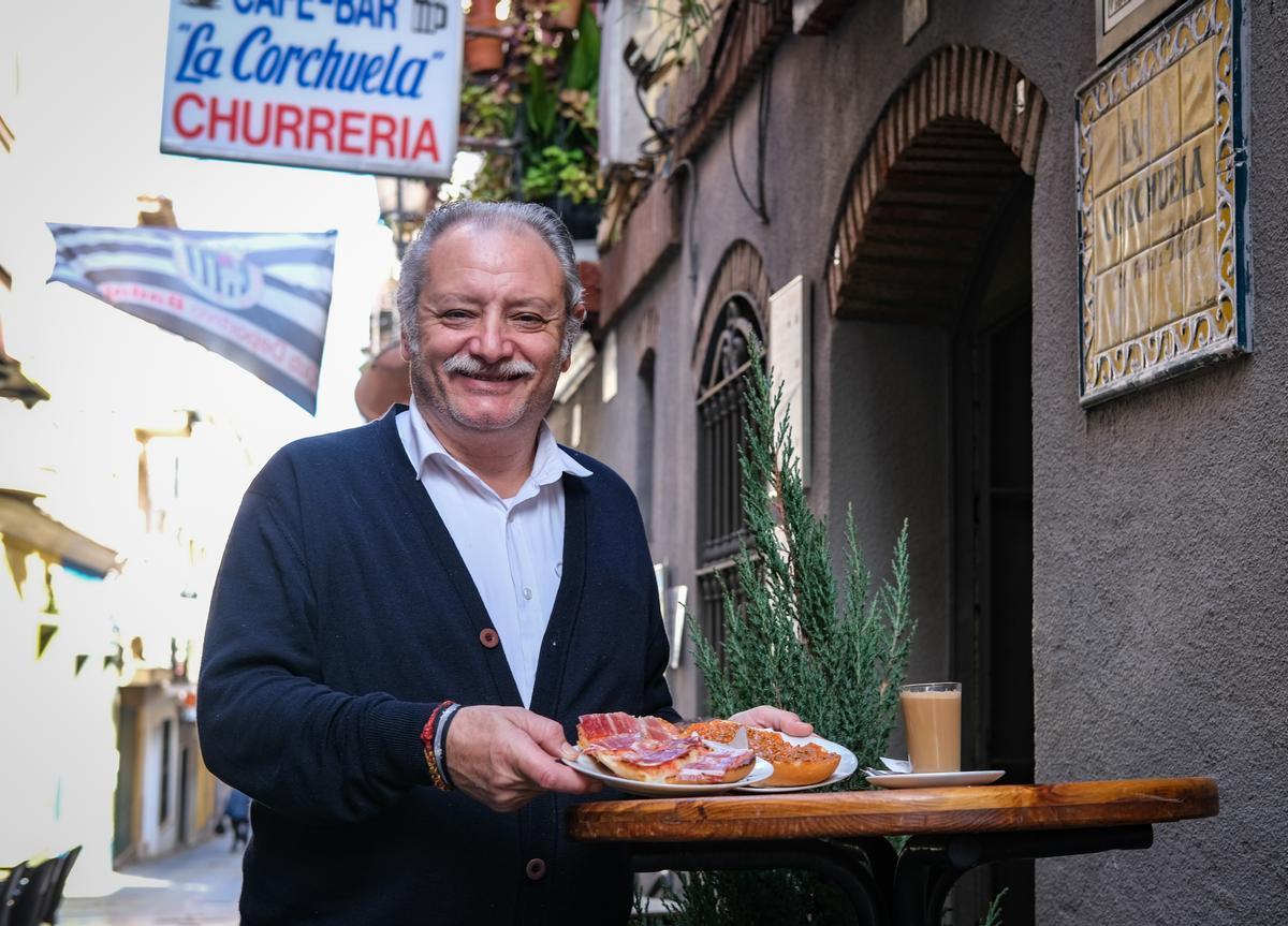 Inocente Jiménez, sirviendo un desayuno.