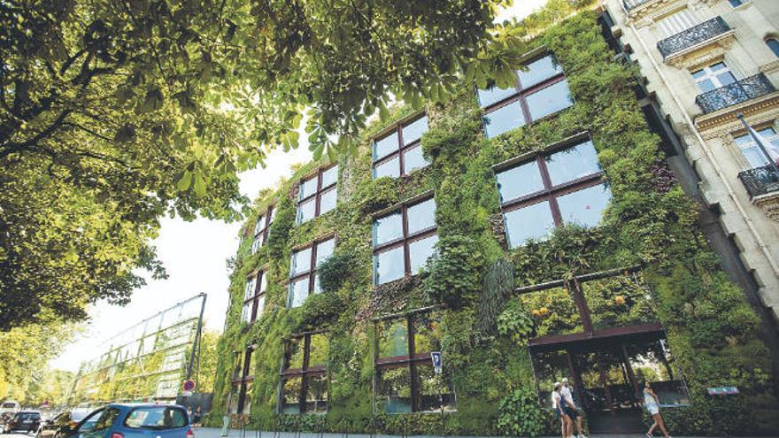 Fachada-jardín en un edificio del centro de la ciudad de París, una tendencia cada vez más extendida.