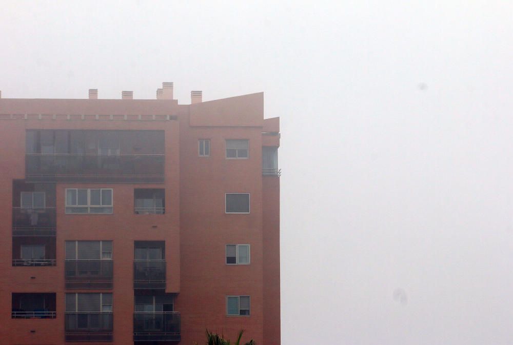 La niebla cubre Málaga.