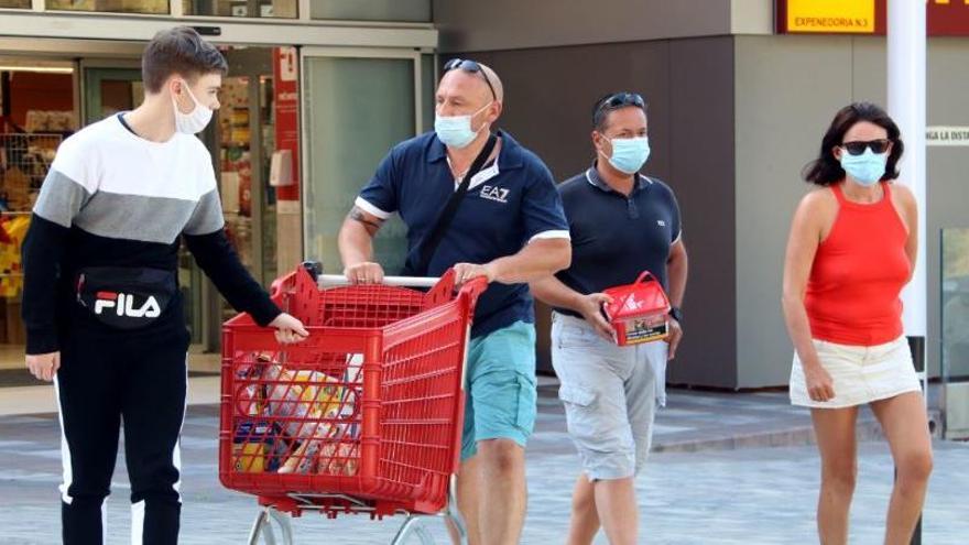 Clients als comerços del Pertús, ahir |