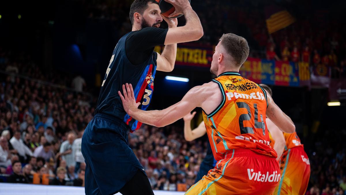 Nikola Mirotic, el hombre más decisivo del partido, delante de Martin Hermannsson