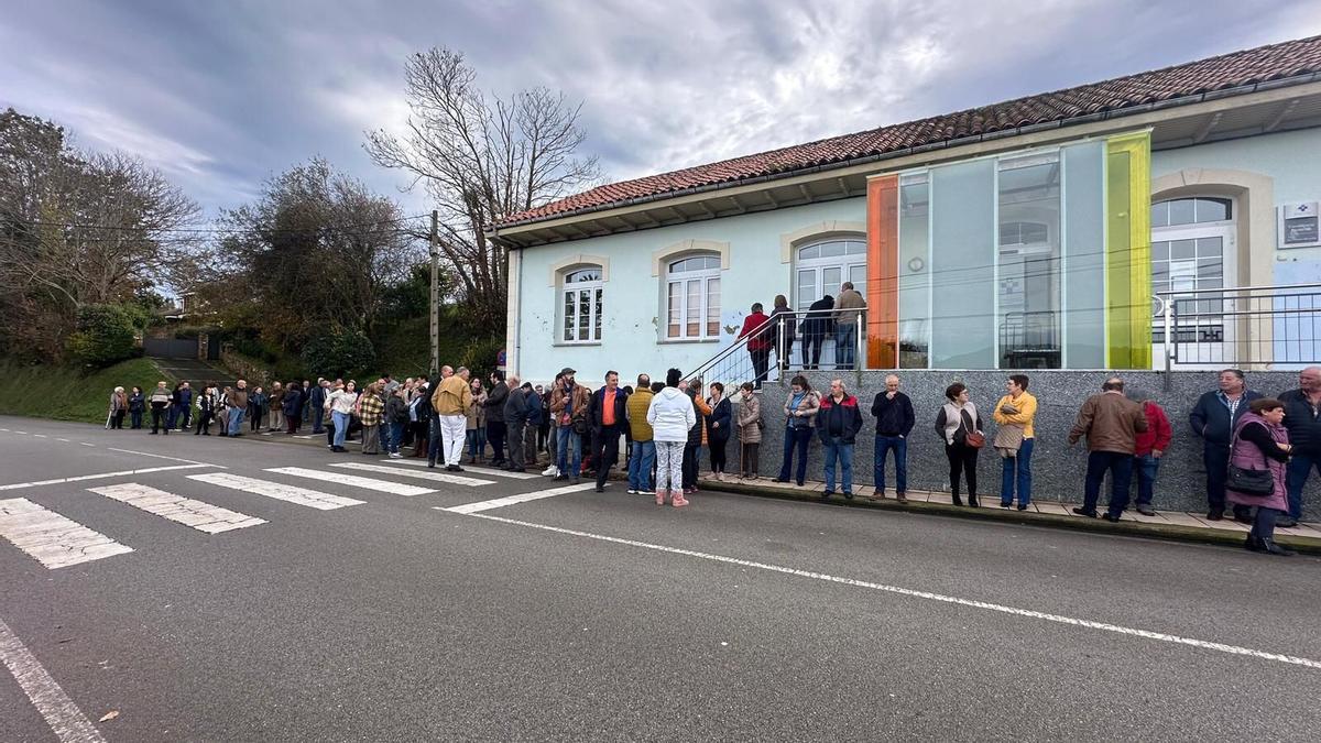 Concentración vecinal ante el consultorio de San Martín de Luiña en diciembre.