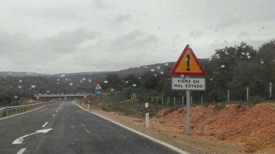 Señal que indica a los conductores del mal estado de la carretera nacional 631.