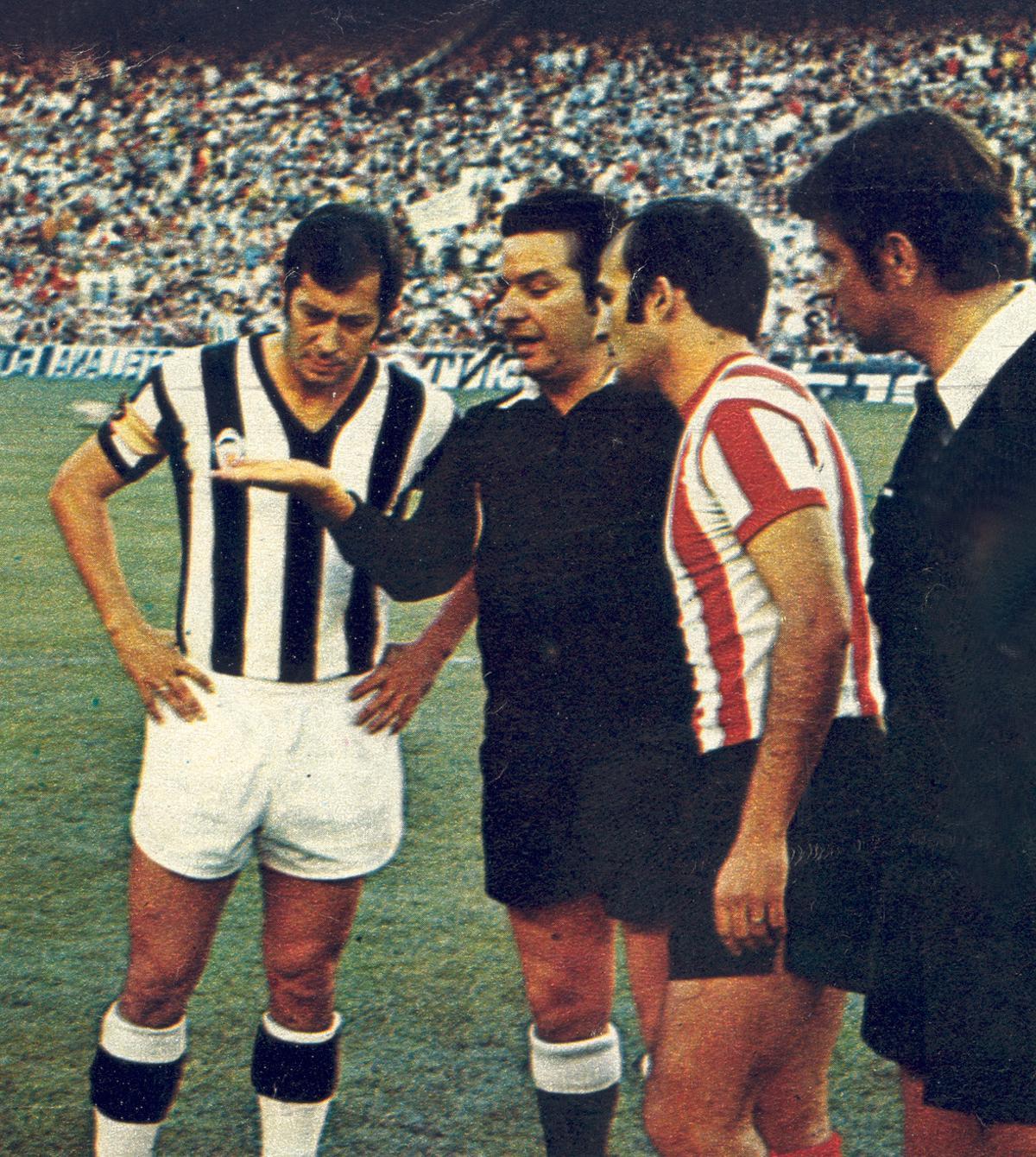 El capitán Luis Cela, en el sorteo de la final de Copa de 1973.