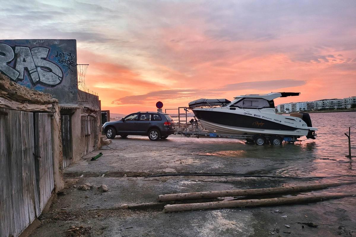 Allí donde haya una rampa de botadura tendrás la puerta del mar abierta. Si se puede con un barco tan grande como esta Quicksilver Active 705 Weekend imagínate con cualquier otra lancha más pequeña y ligera.