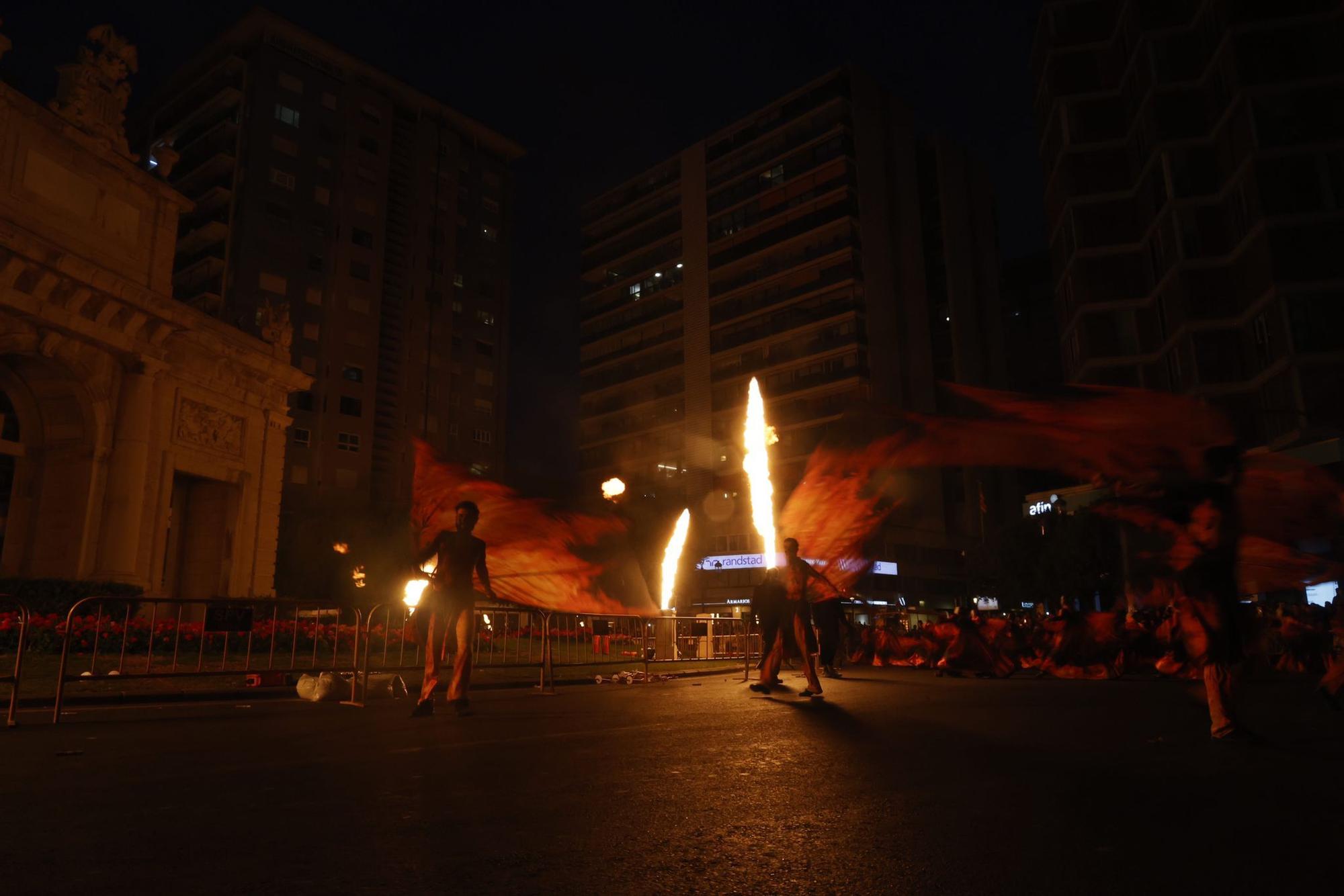 La "Cabalgada del Foc" ilumina y llena de color la calle La Paz