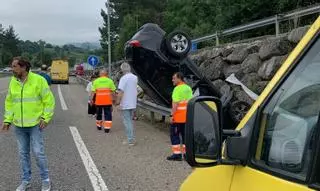 La inverosímil situación en la que quedó un coche en Asturias tras un accidente en la autovía: la conductora, trasladada al hospital