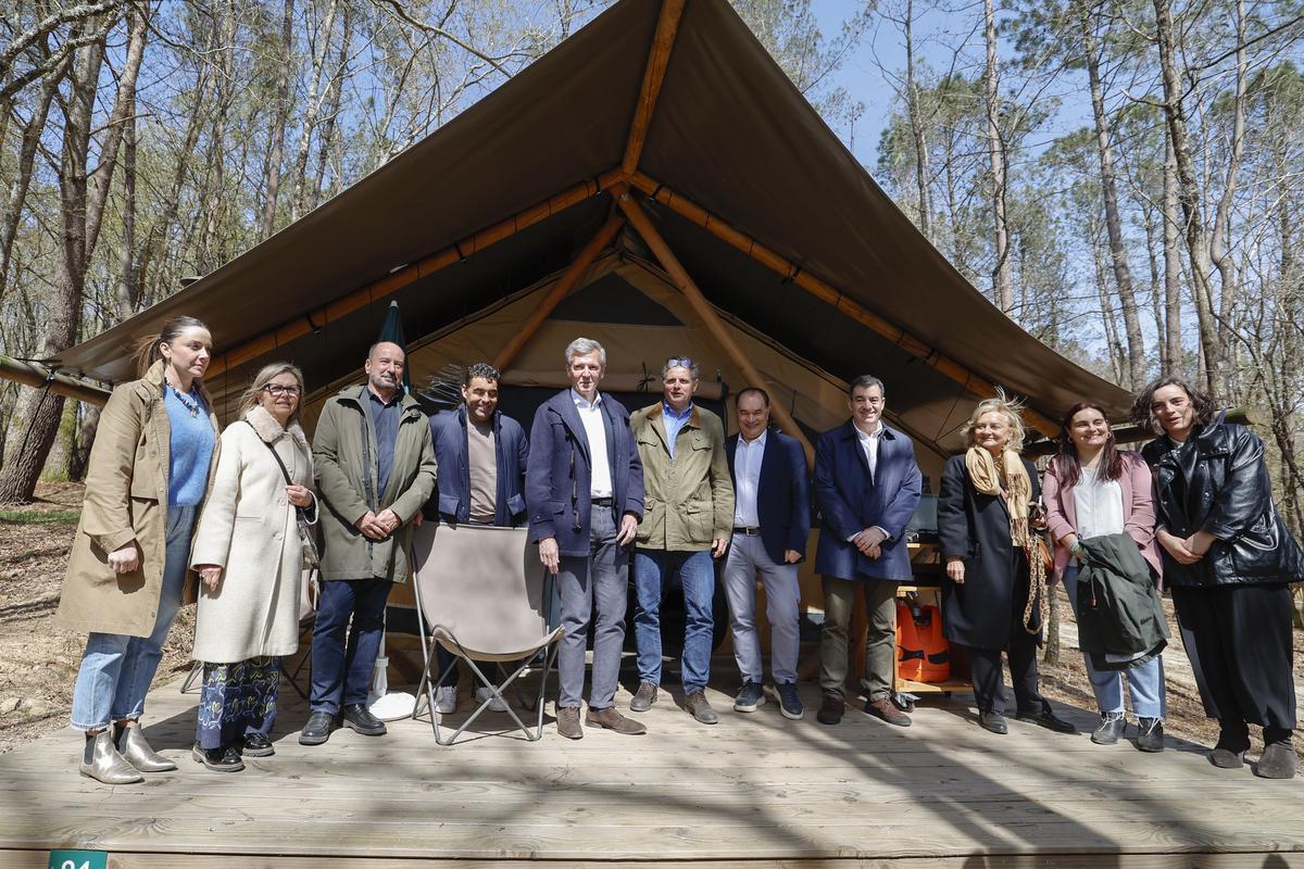 Rueda, quinto por la izquierda, con el alcalde de Lalín, séptimo, el conselleiro de Educación, octavo, autoridades y responsables de Huttopia