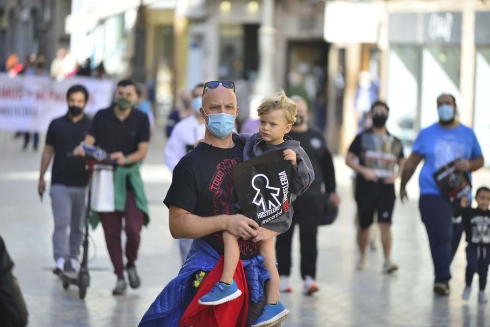 Los hosteleros protestan en las calles de Cartagena sin el apoyo de su patronal