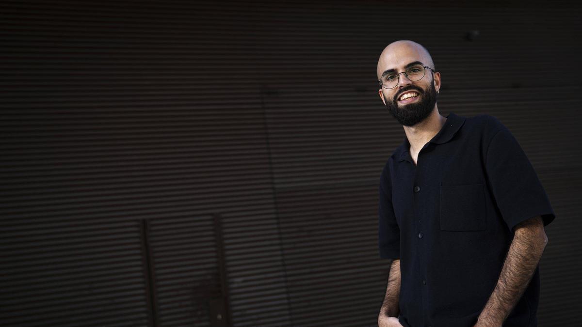 El santjoanenc Aleix Solernou emparaula el món a través del periodisme i la poesia