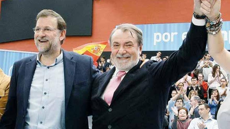 Mariano Rajoy y Jaime Mayor Oreja, ayer en Madrid.