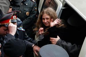 María Alyokhina, membre de la banda punk Pussy Riot, que va ser detinguda per interpretar una cançó de protesta a la principal catedral de Moscou, és escortada fins al tribunal.