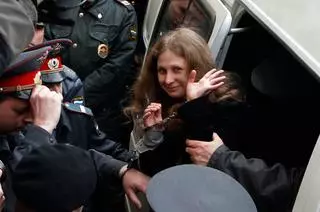 Así huyó la líder de Pussy Riot de Rusia por la represión de Putin