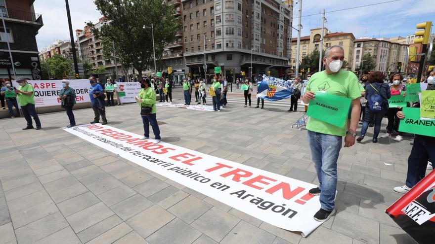 Más de 200 personas se manifiestan para pedir más paradas y frecuencias de tren