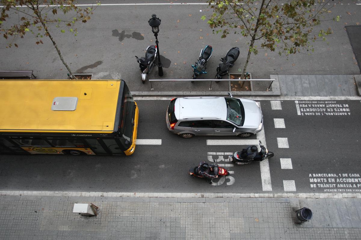 Dos motos esperando el verde en un carril bus-taxi