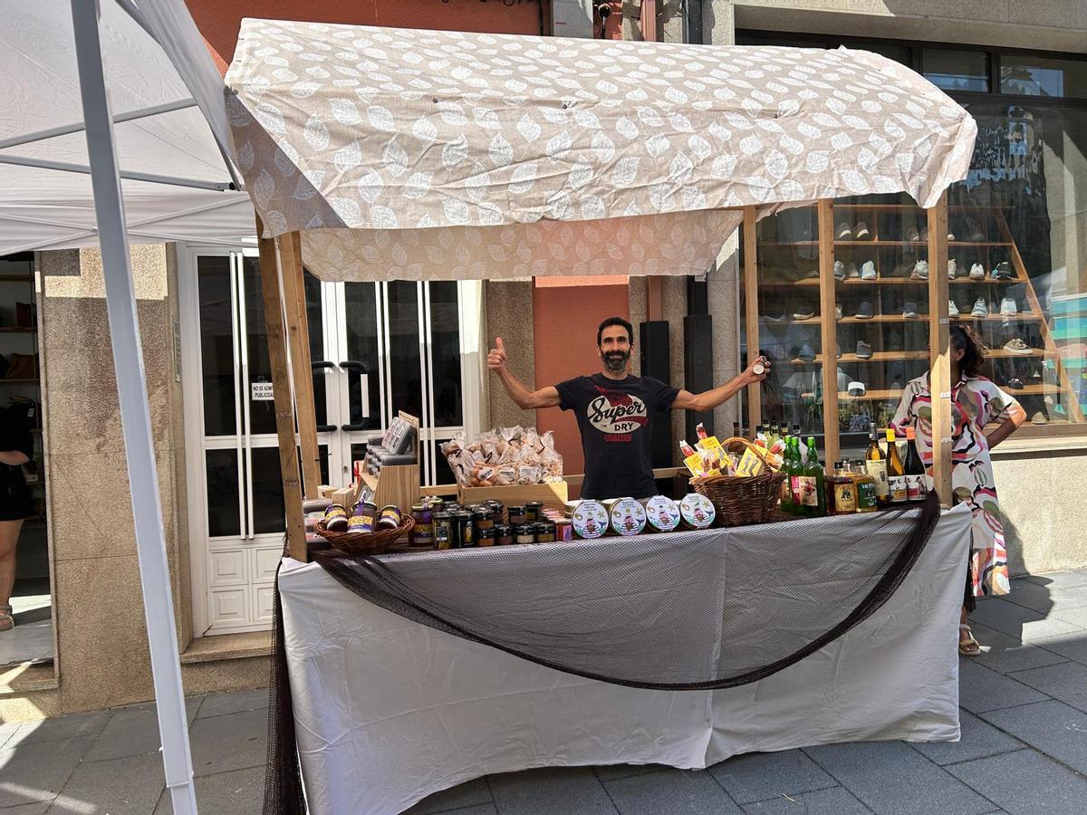 O comercio de Outes saca ás rúas produtos de artesanía, gastronomía e horta no marco da Feiriña