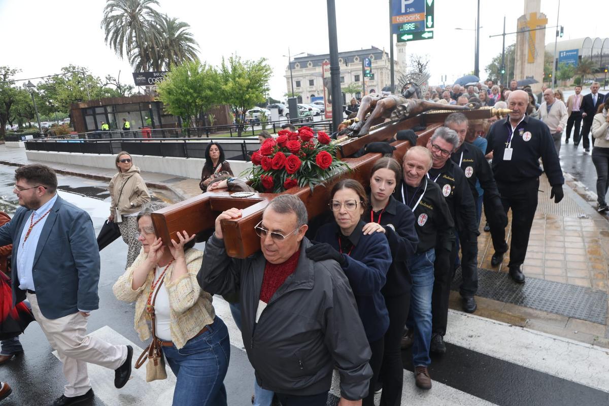 El Cristo del Grao escenifica su llegada al puerto en su fiesta grande
