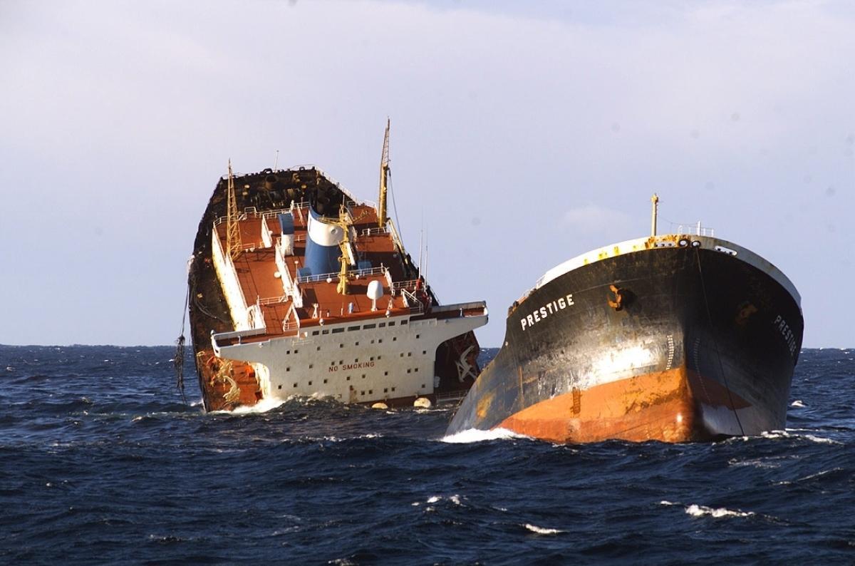 El barco, partido en dos