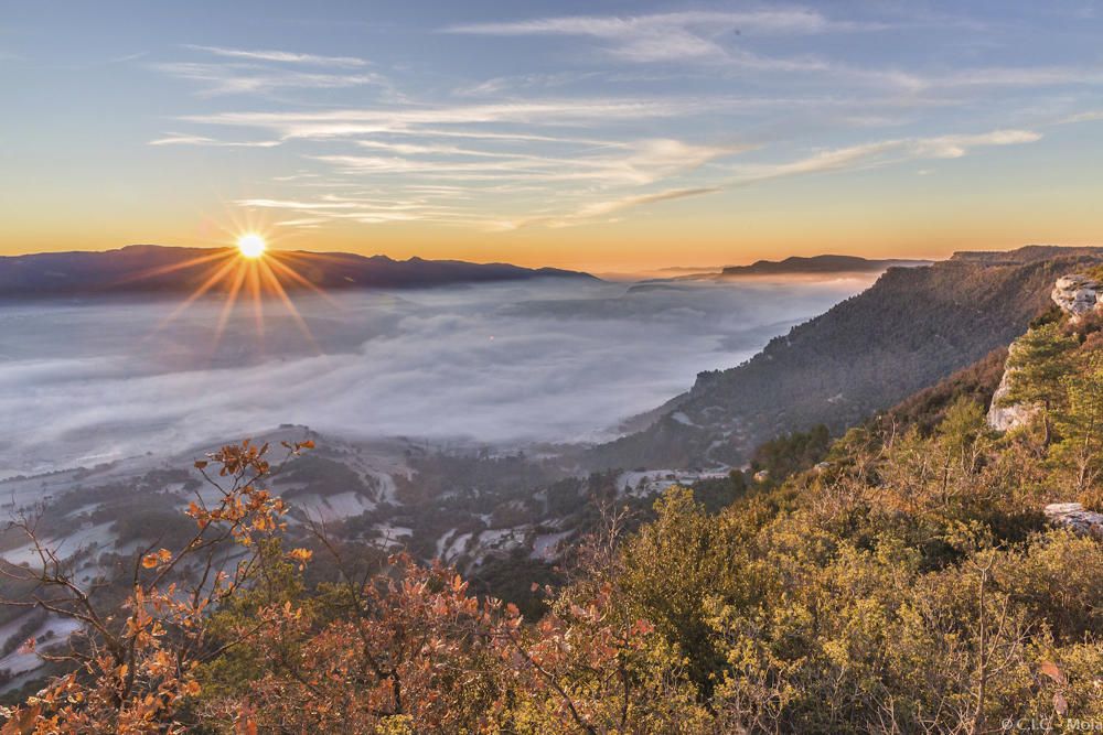 Sortida de sol. Amb un sol petit i ben lluent, naixia un nou dia, tot i que a les valls encara hi quedava una boira blanca i espessa.