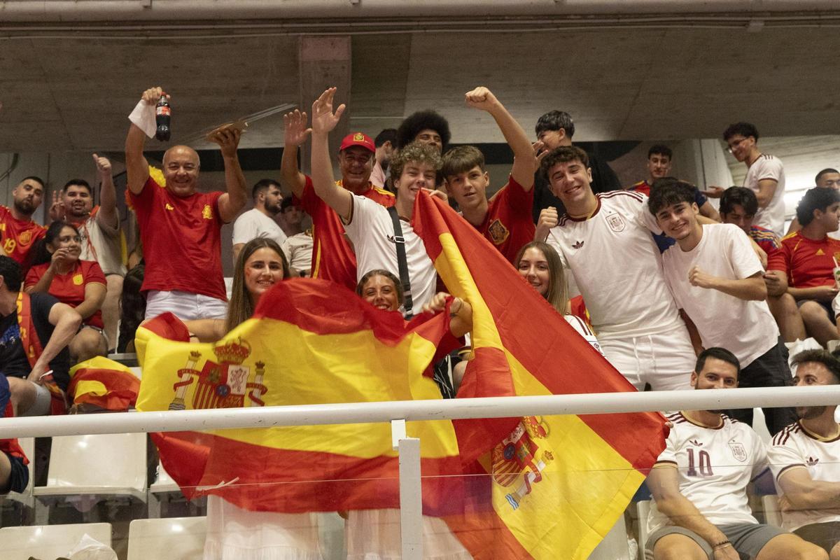 La afición alicantina disfruta con la Roja en el Centro de Tecnificación.