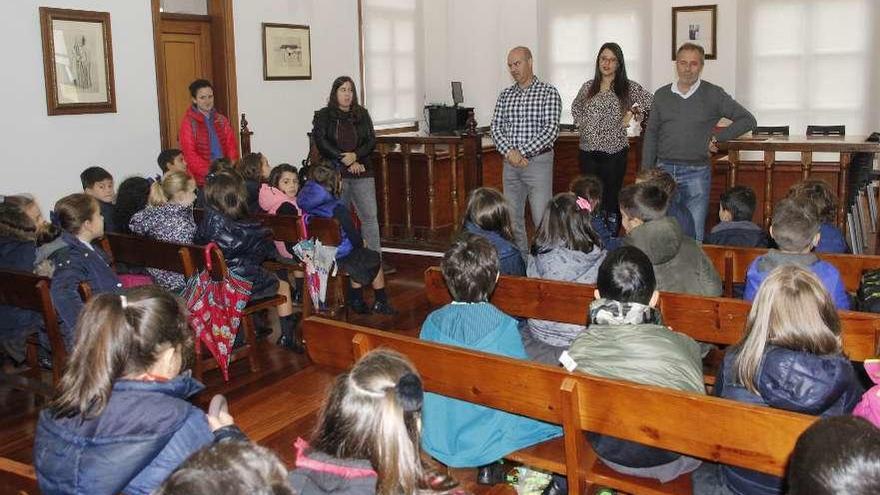 Los alumnos del Virxe Milagrosa en el salón de plenos con el alcalde y dos ediles. // Santos Álvarez
