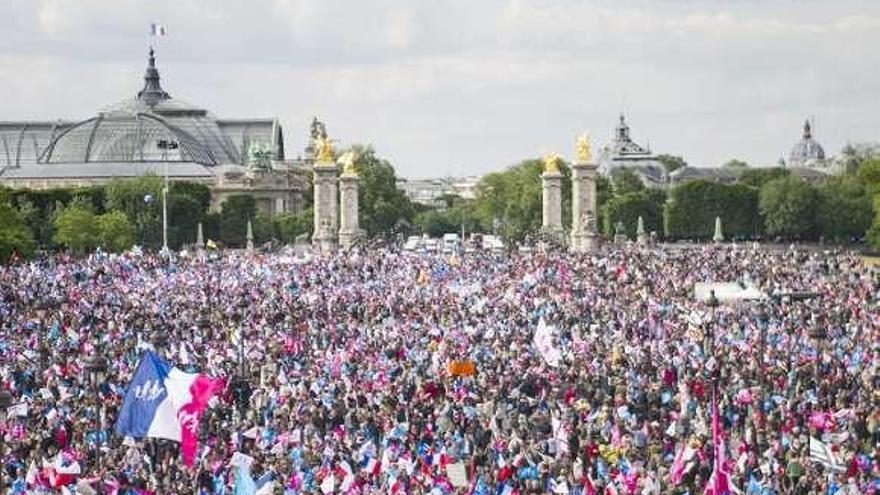 Decenas de miles  de personas toman París contra el matrimonio gay