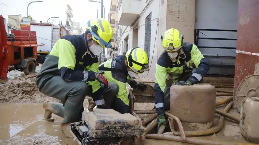 Bomberos cordobeses del Ayuntamiento y la Diputación, en Valencia