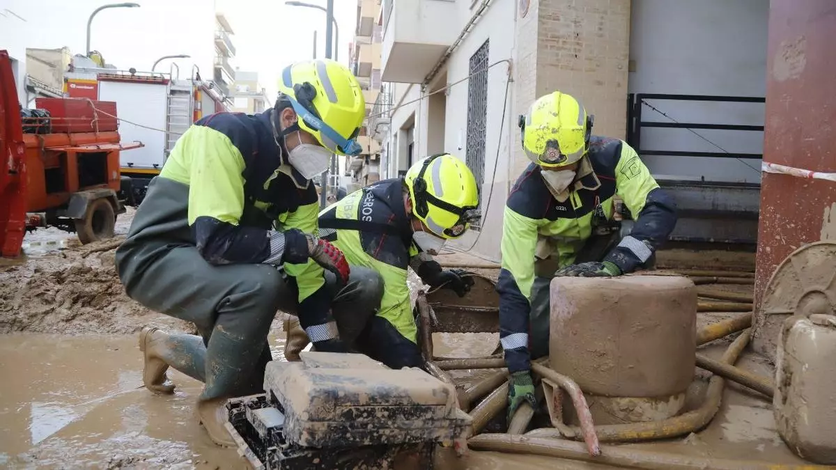 El trabajo de los bomberos de Córdoba en la zona cero: drenar y esperar no encontrar víctimas