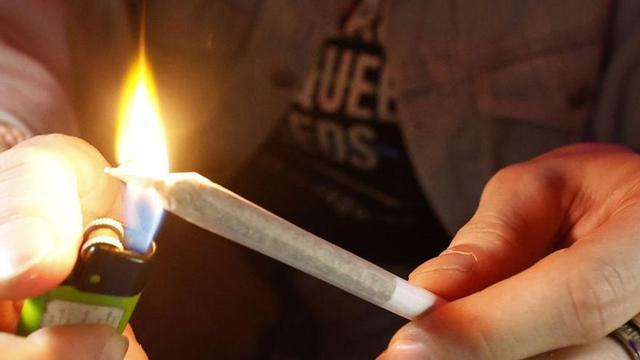 Un hombre enciende un cigarrillo de marihuana. |  Efe