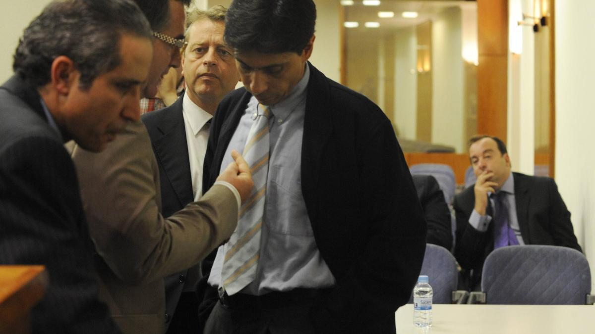 Jesús Jiménez conversa con Antonio Blasco, con García Osuna al fondo, antes de una junta de accionistas del CD Castellón, en 2011.