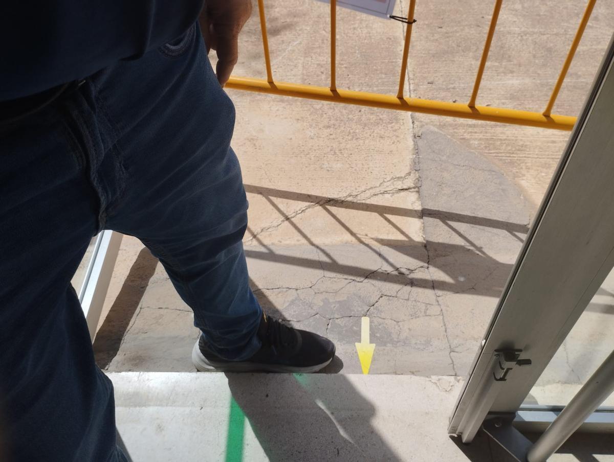 Desnivel por el que fue cerrada la puerta de emergencia.
