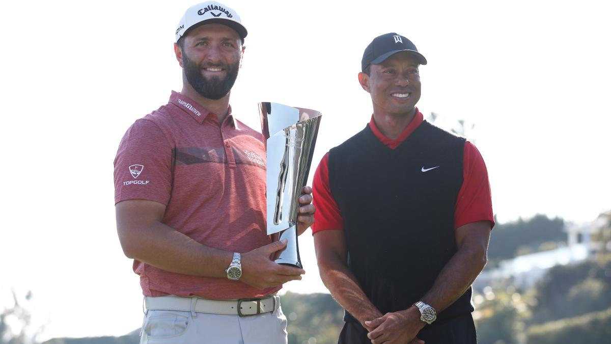 Jon Rahm recibio el título de campeón en el Génesis de manos de Tiger Woods