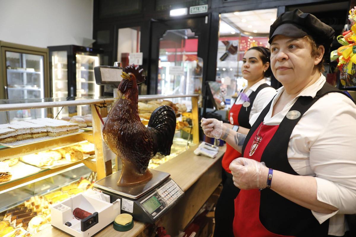 María Núñez, encargada de Rialto, con un gallo de chocolate.
