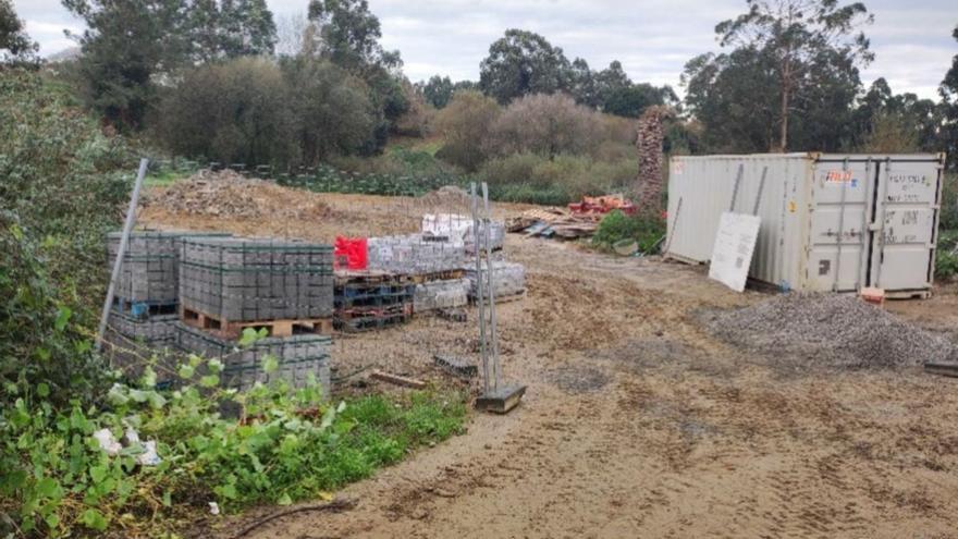 Los restos de amianto localizados en la obra, amontonados en una zona balizada. | LOC