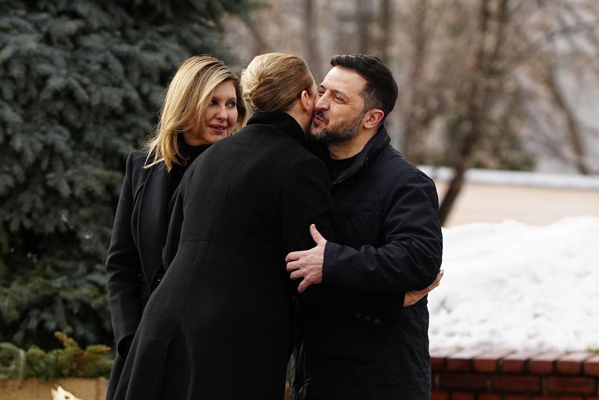 Kiev (Ucrania), 24/02/2026.- La primera ministra danesa, Mette Frederiksen, saluda a Olena Zelenska y Volodymyr Zelensky