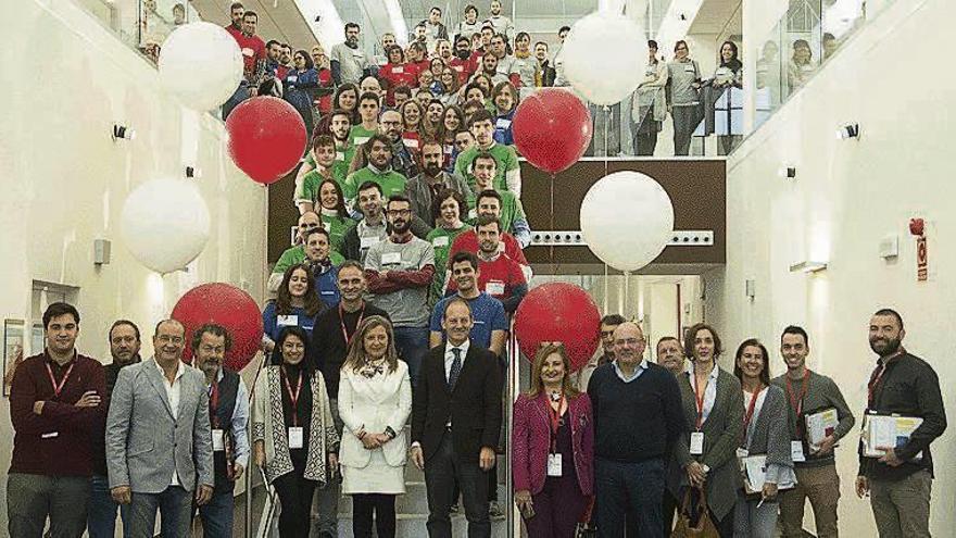 Pedrosa y Cividanes (centro), rodeados ayer por los emprendedores. // FdV