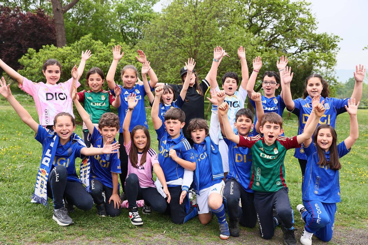 EN IMÁGENES: Los alumnos del colegio École se visten de azul para apoyar al Real Oviedo