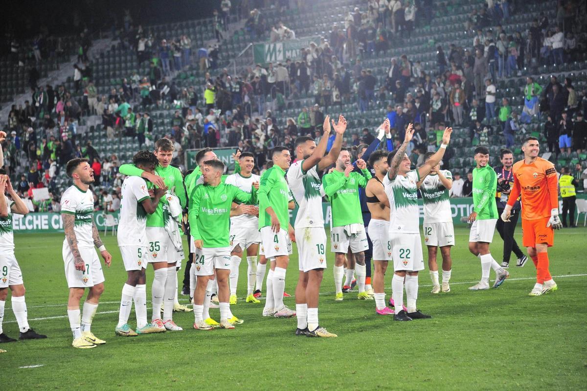 Los jugadores del Elche celebran la victoria con su afición