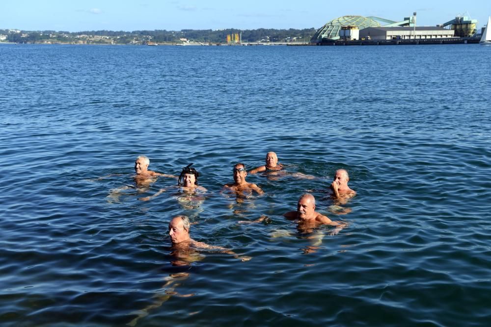 Concello y Puerto prohíben nadar en la zona, que habilitarán solo si la calidad del agua es buena y si hay puesto de socorrismo.