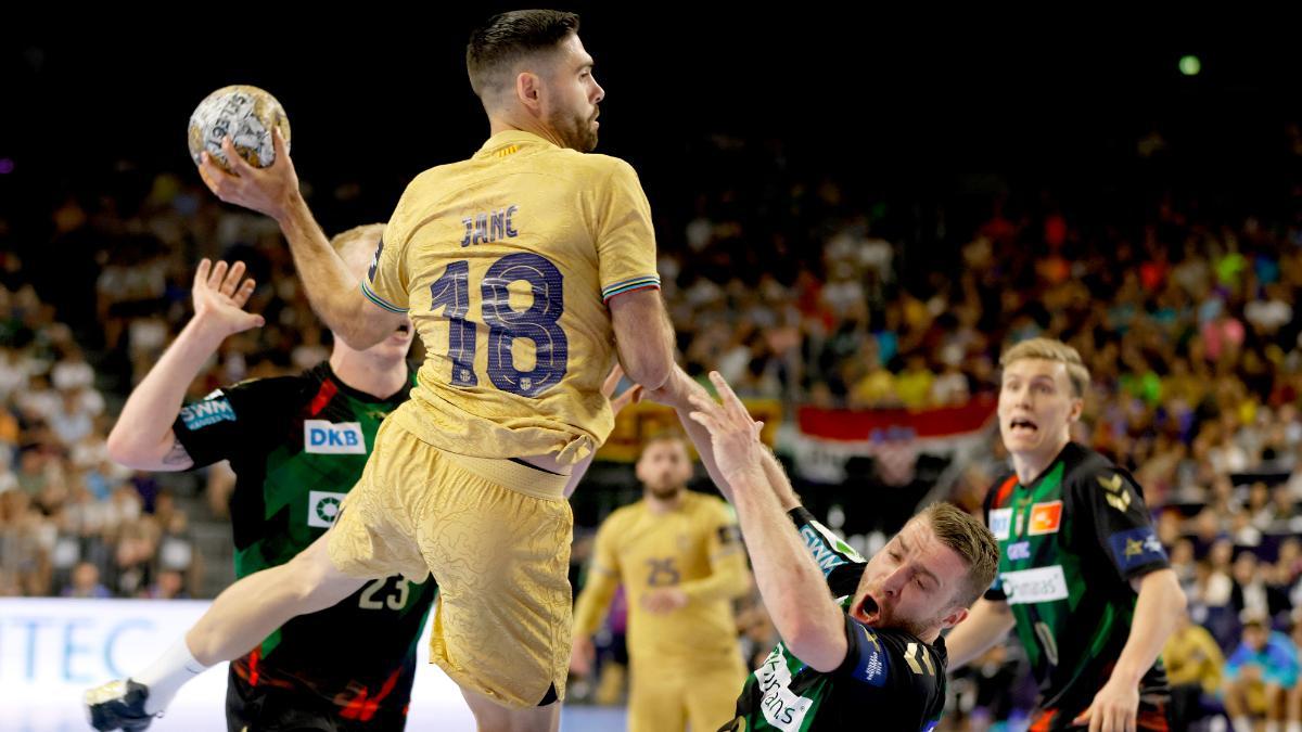 Blaz Janc intenta un lanzamiento desdela derecha