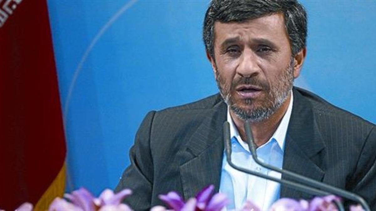 Arriba, Mahmud Ahmadineyad en Teherán; abajo, Silvio Berlusconi en Trípoli, ayer.