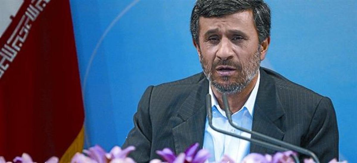 A dalt, Mahmud Ahmadinejad a Teheran; a sota, Silvio Berlusconi a Trípoli, ahir.