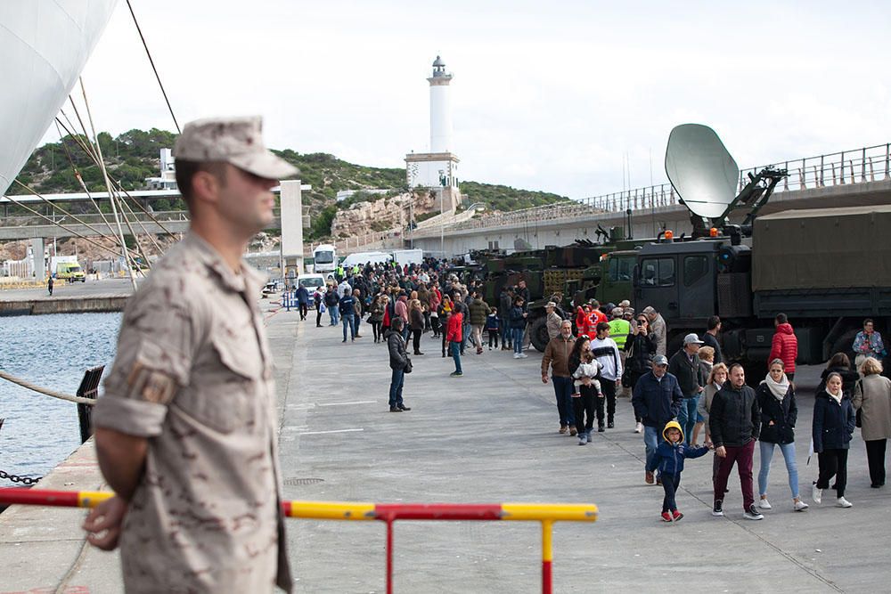 Jornada de puertas abiertas en el portaviones 'Juan Carlos I' en Ibiza