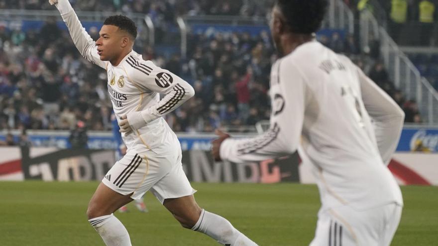 Mbappé celebra  el primer gol del partido ante el Alavés, con Vinícius corriendo para felicitar a su compañero.  | |  EFE