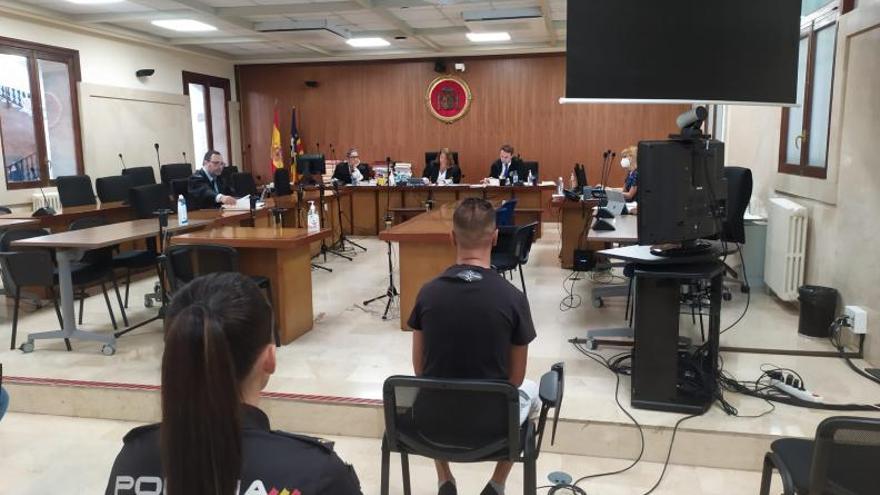 El migrante condenado, durante el juicio en la Audiencia.